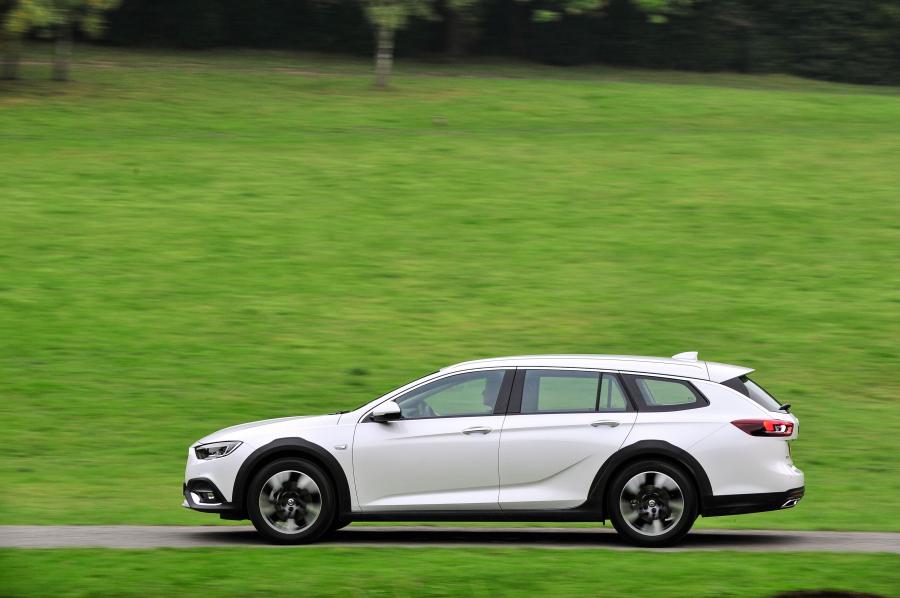 Vauxhall Insignia Country Tourer Turbo D 4x4 2017 года  (фото 2 из 21)